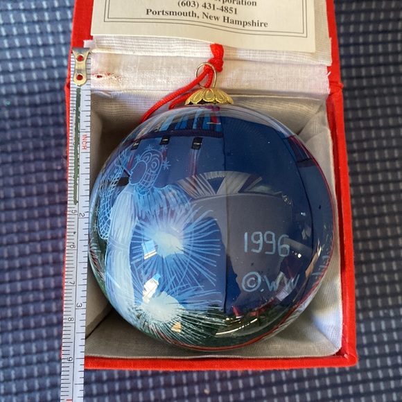 Windward Galleries NIB 1996 Rockefeller Angels Reverse Painted Glass Ornament - Picture 6 of 9